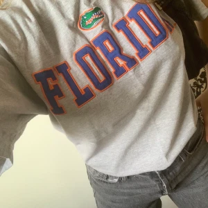 Oversized t-shirt - Helt oanvänd oversized Florida tisha, fett snygg skriv för bättre bilder<3