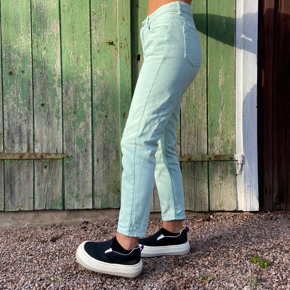Mintgröna jeans köpta på junkyard i Trollhättan. Knappt använda så i superfint skick!💜:) . Jeans & Byxor.