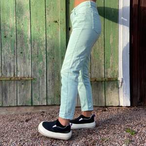 Mintgröna jeans köpta på junkyard i Trollhättan. Knappt använda så i superfint skick!💜:) 
