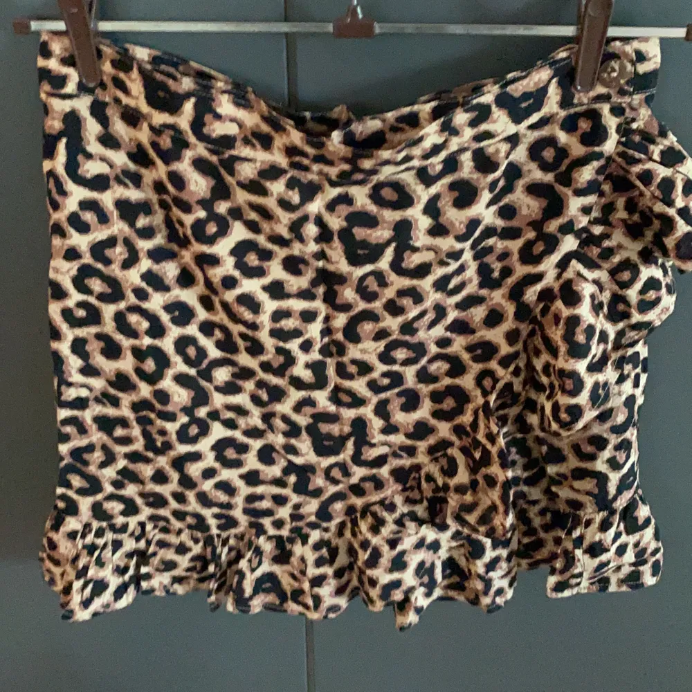 Leopard kjol i wraparound stil med knappar från The People VS. I storlek M. köpt på bali för 600kr.  200 inkl frakt. Kjolar.