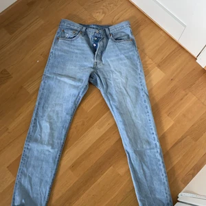 Levis jeans 501 - Snygga 501 andvänd fåtal gånger pga att de är för små. Funkar för 28 möjligtvis 27! Börja buda från 200.
