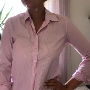 Skjorta från gant  - Fräsch rosa-randig skjorta från Gant. Pris inklusive frakt! 