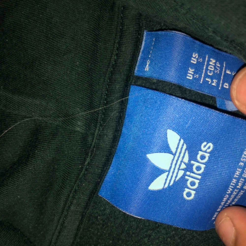 Adidas originals hoodie i mörkgrönt, fläckfri (damm i luften på bilden).  Säljs billigt pga, väl använd. Huvtröjor & Träningströjor.