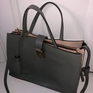 VÄSKA💚 - Så fin och praktisk handväska från Boden. Många olika fack och med två olika längder på band ✨ Frakt tillkommer:)