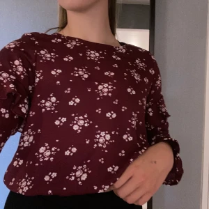 Vinröd blus - Jätte fin vinröd blus! Kommer från Kappahls barn avdelning och är i storlek 156/164 men passar mig som har xs/s