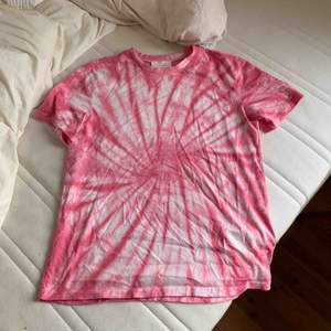 Rosa batik t shirt Storlek S, använd vid två tillfällen Köparen står för frakten