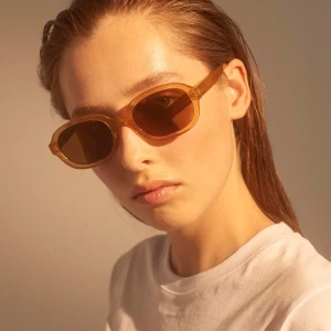 Solglasögon - Suuupersnygga solglasögon från A. Kjaerbede. De är helt nya men tyvärr för stora för mitt ansikte. Hann inte lämna tillbaka de i tid tyvärr därav säljer jag dem här. Köpare får betala frakt.