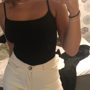 Svart body från Gina strlk.M - Säljer denna svarta body från gina då den inte kommer till användning💕 den är i strlk M men skulle säga att den passar en S också💕