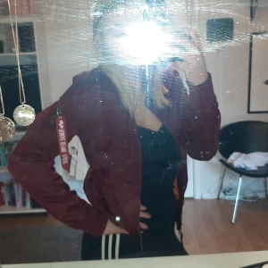 Alfa Industries jacka  - Väldigt fint skick och otroligt snygg men hat inte fått så mycket användning för den så säljer den här!