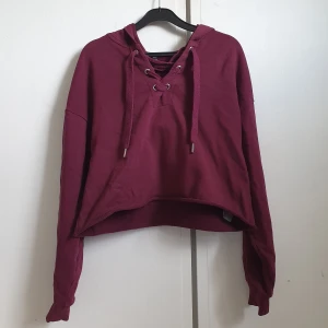 Magtröja med luva | S - Vinröd magtröja med huva i storlek S/M. Något år gammalt men fortfarande i bra skick.                                     (Kund betalar för frakt)