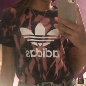  - Säljer min fina adidas tshirt som jag gjorde en DIY på. Kan mötas upp eller frakta kunden står för frakten.