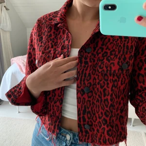 Rödsvart leopardjeansjacka nakd - Säljer denna coola jacka från nakd som är kortare i modellen. Knappt använd och i nyskick. Storlek 38 och jag som vanligtvis har xs/s får plats med en hoodie under. Frakt (66 kr) tillkommer ❤️