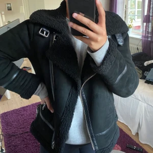 Fin Zara jacka  - Fin jacka från Zara. Välanvänd men som du ser fortfarande fint skick. Priset kan diskuteras