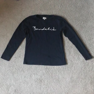 Bondelid marinblå tröja - Bondelid marinblå tröja i fint använt skick. Köparen står för fraktkostnaden!