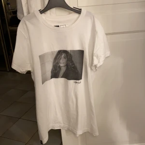 T-shirt med tryck - T-shirt från Hollywood. Använd ett fåtal gånger, är som ny! Storlek XS, men passar även S. ❤️❤️❤️