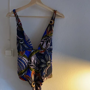 Baddräkt  - Fin baddräkt ifrån zara använd ett fåtal gånger, frakt tillkommer💗