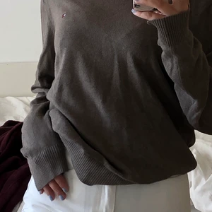 Hilfiger tröja - En brun (hur färgen ser ut i verkligheten ser man bäst på andra bilden) Tommy hilfiger tröja i S. Gott skick och jätte bekväm. Frakt ingår inte i priset