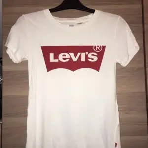 Oanvänd vit Levis t-shirt i rött tryck. Priset kan diskuteras! 
