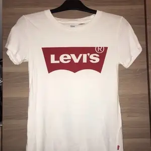 Oanvänd vit Levis t-shirt i rött tryck. Priset kan diskuteras! 