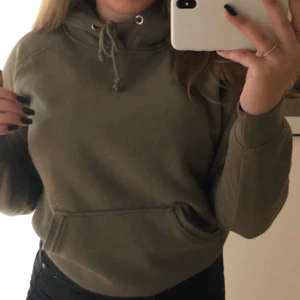 Grön hoodie från bikbok💚 - Grön superskön hoodie från bikbok💚 Säljes pga att jag inte tycker jag passar i färgen😋 DM för fler bilder! Nypris: 300