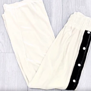 Chiquelle byxor - Mjuka och lena byxor från chiquelle strl S. Nyskick.  de mest bekväma byxor jag testat. 