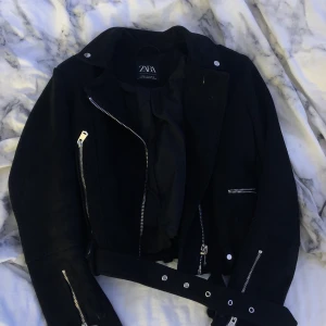 Jacka - Säljer denna jätte fina jacka från Zara i storlek xs/s för 300kr ( ord pris: 499kr) 
