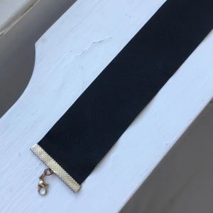 Choker - Snygg bred choker. Använd men fint skick. Priset är inkl frakt.
