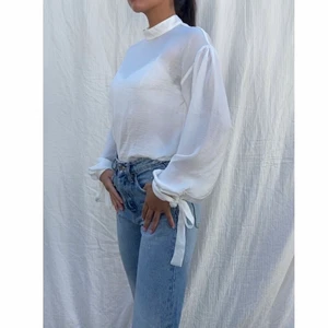 Vit bluse Nelly - Tun vit blus med söta detaljer 