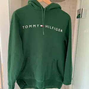 En grön Tommy hilfiger hoodie, inte använd mycket. Herr hoodie storlek xs 