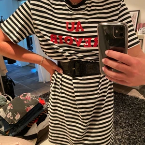 T-shirtklänning - Randig klänning med rött tryck på bröstet