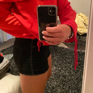 Svarta shorts  - Coola shorts med svaga detaljer längs sidorna 