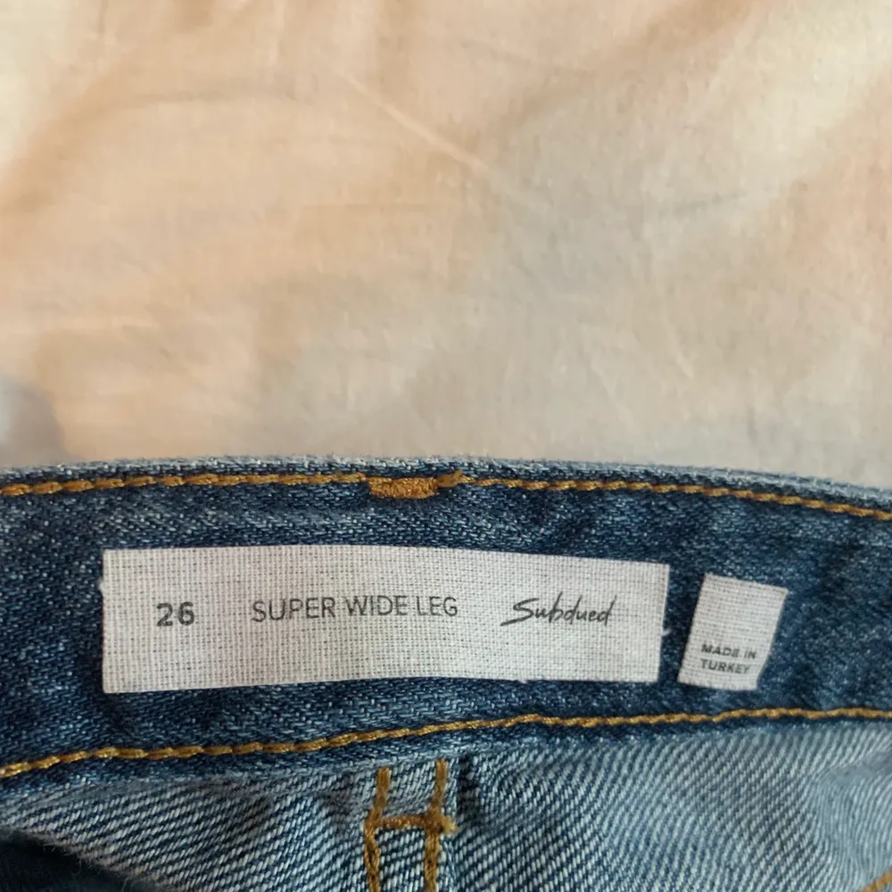 Ett par superfina jeans från subdued som jag tyvärr inte får användning av längre, dem är bra i längden och jag är 171:) köparen står för frakten . Jeans & Byxor.