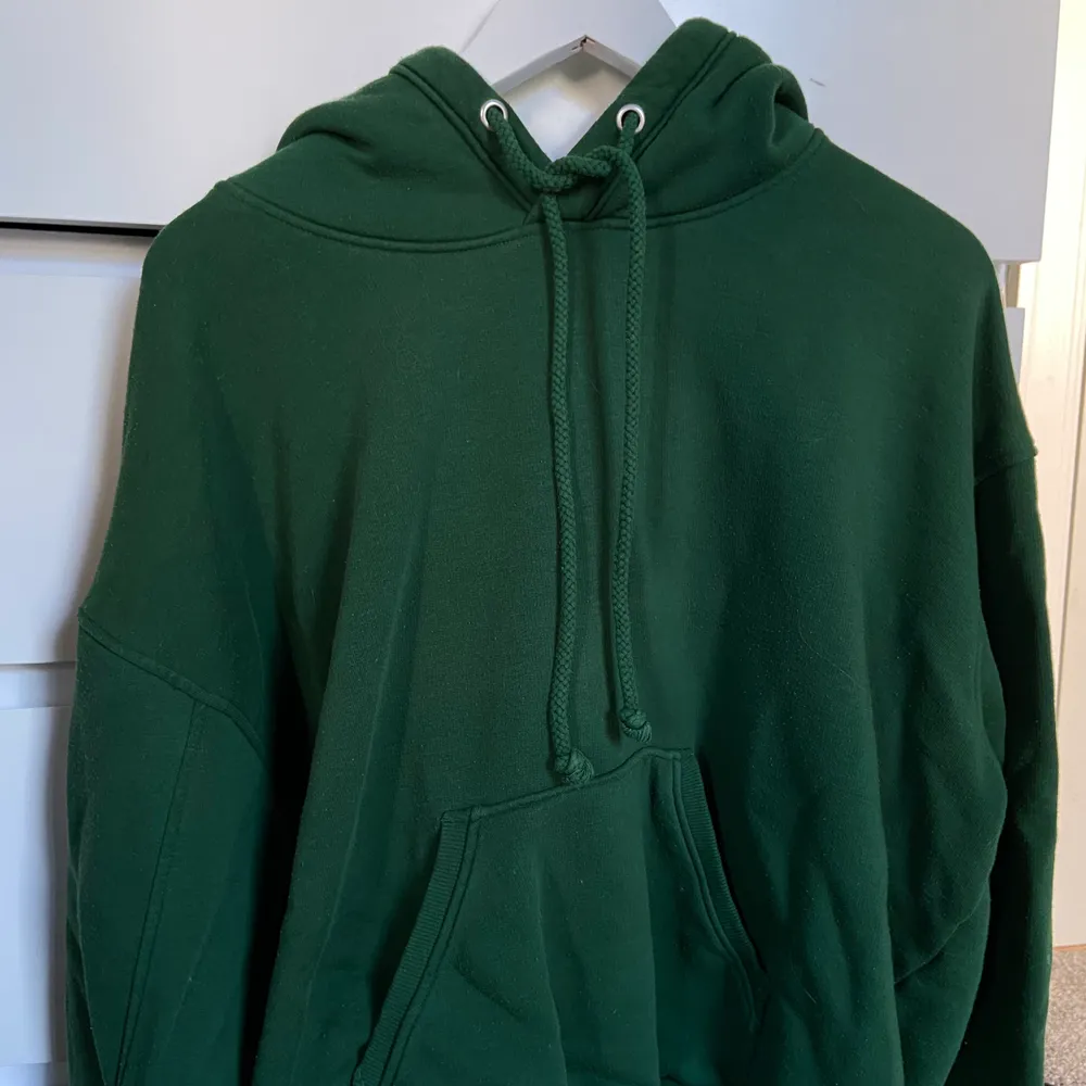 Grön hoodie från Weekday. Frakt tillkommer 💕. Tröjor & Koftor.
