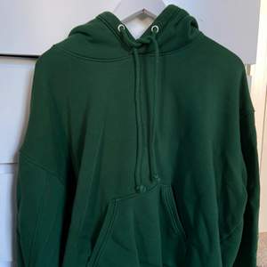 Grön hoodie från Weekday. Frakt tillkommer 💕