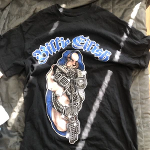 Billie eilish merch - Köpt på konsert, cool men kommer aldrig till använding. Rätt oversized för att vara en M