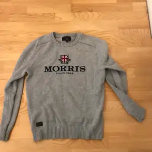 En stickad Morris tröja i storlek M som är i bra skick och är ett år gammal.