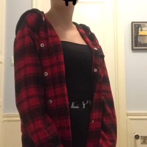 Oversized flanell - Köpt på HM för ett tag sen. Säljs då den sällan används. Köparen står för frakten, 60kr.