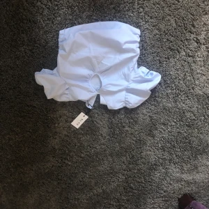 Topp  - Topp från nakd som aldrig använts, den har en dragkedja på sidan. Ska vara stl 40 men skulle 100% säga att den är som en 36/38. (Köparen står för frakten)