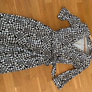 Klänning Diane von Furstenberg - Omlottklänning. Storlek 8 motsv M. Väldigt lite använd-superfint skick. Pris 300 kr . Kostar cirka 3500 ny