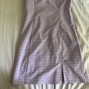 Rutig klänning - Säljer nu min fina klänning ifrån pull and bear, köpt i juni, för 300kr och använd en gång! Jätte bra skick och slut på hemsidan💕