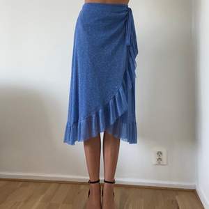 En läcker kjol från det danska märket Resumé i färgen ocean blue💙 Älskar hur tyget lever när solen skiner! Passar XS-liten M. Orginalpris 1100kr.(Köparen står för frakt)