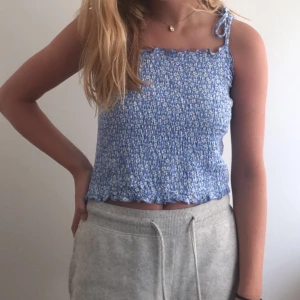 Söt blommig topp - Jättefin somrig topp med knytband💕Har används bara några få gånger. Frakt tillkommer😜