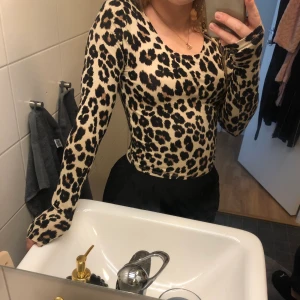 Leopard topp - Leopardmönstrad topp från Gina tricot i mjukt material. Fin passform. Frakten ligger på 44kr🌞
