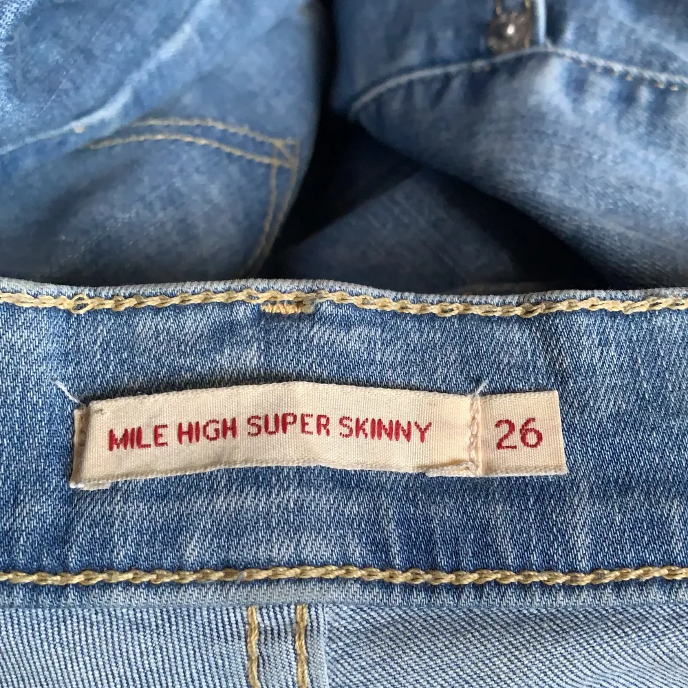 Jeans från Levis, köpta för 1100kr, mile High super skinny storlek 26, skulle säga att de passar någon men s/m. Jag är 164cm så ni ser ju på bilden hur dom sitter i längden på mig🥰🥰 400kr+ frakt, priset går att diskutera❤️ byxorna är för långa för mig. Jeans & Byxor.