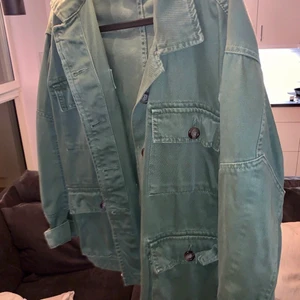 Jacka från zara  - Mörkgrön  jacka från zara. Storlek s/m men passar mig som är xs också, är lite  oversized :-))