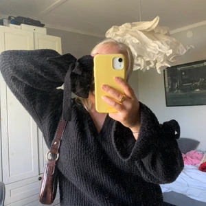 Stickas tröja med knytning - Gosig och söt stickad tröja från NAKD i fint skick! 🐻 Kan mötas i Gbg eller frakta