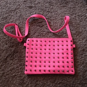 Rosa väska - Rosa väska med nitar i gott skick.