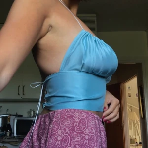 Snygg topp med korsettrygg - En halterneck med korsettrygg som jag sytt själv! Färgen är lite ljusare irl! Passar de absolut flesta eftersom att det är knytning både i nacke och rygg☺️ FRI FRAKT :)