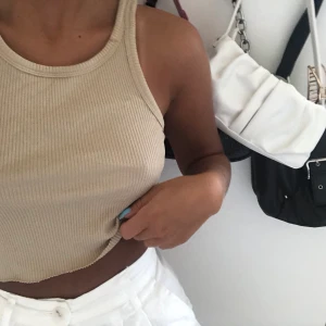 Ginatricot linne - Säljer detta Gina linne då det aldrig används, det är avklippt för en mer croppad look! Super fint och basic, passar till allt💕🌸🧚🏻‍♀️ 105kr+ frakt