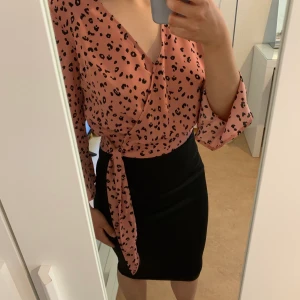 Blus  - Leopard designad blus i tunnt material kommer tyvärr inte till användning och därför säljer jag den vidare till någon som passar bättre i. Den är helt oanvänd och är i bra skick skriv om du är intresserad den är i hög kvalite och bra pris 🤣🤣+ frakt